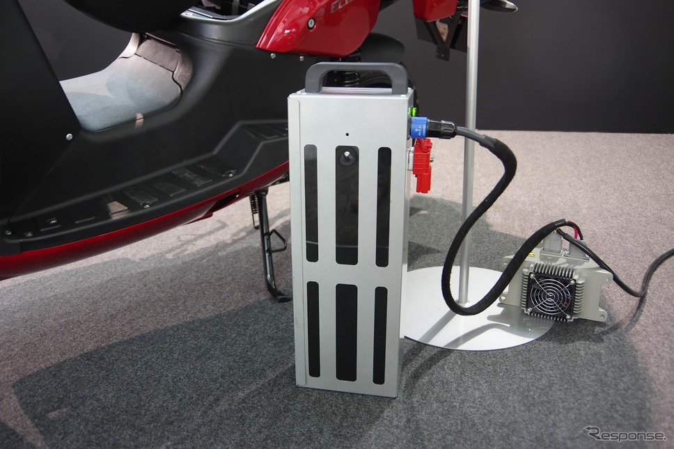 ADIVA 『VX-2』のバッテリーは取り外し式《撮影 宮崎壮人》