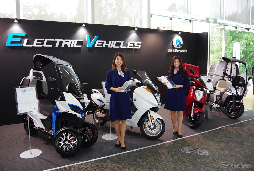 3輪バイクのADIVAが「京都スマートシティエキスポ2018」で新型電動バイク4台を展示。《撮影 宮崎壮人》