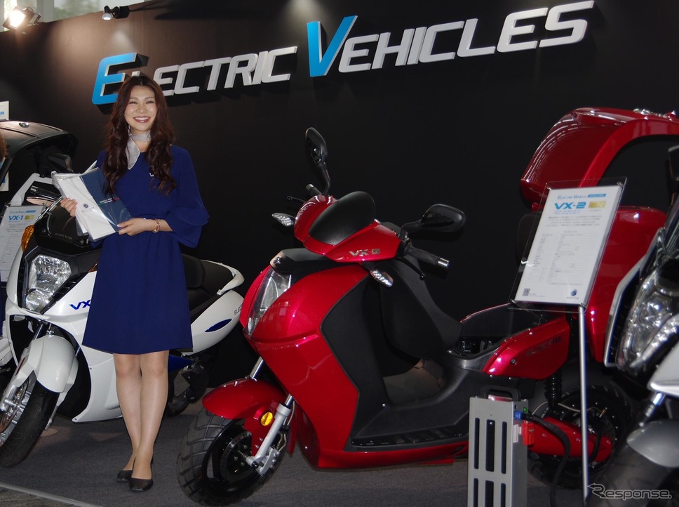 3輪バイクのADIVAが「京都スマートシティエキスポ2018」で新型電動バイク4台を展示。《撮影 宮崎壮人》