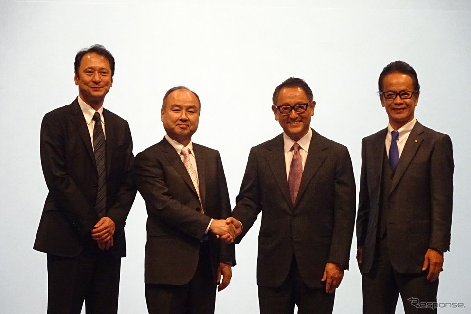 共同会見し、握手するソフトバンクグループの孫代表（中央左）とトヨタの豊田社長《撮影　池原照雄》