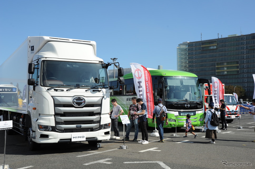 日野プロフィア・ハイブリッド（向かって左）とセレガ（東京モーターフェス2018、はたらくクルマ展示）《撮影 安藤貴史》