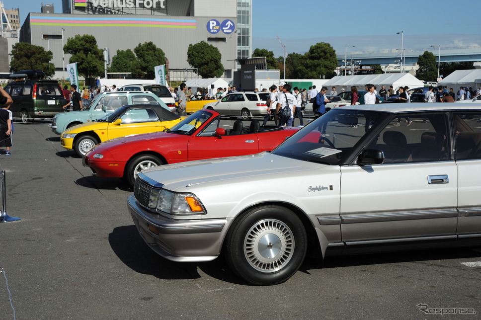 トヨタ・クラウン（手前。東京モーターフェス2018、バック to the バブル！）《撮影 安藤貴史》