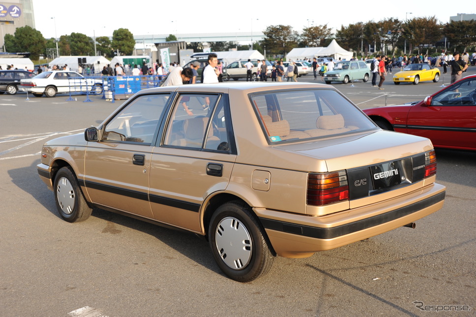いすゞジェミニ 4ドアセダン（東京モーターフェス2018、バック to the バブル！）《撮影 安藤貴史》