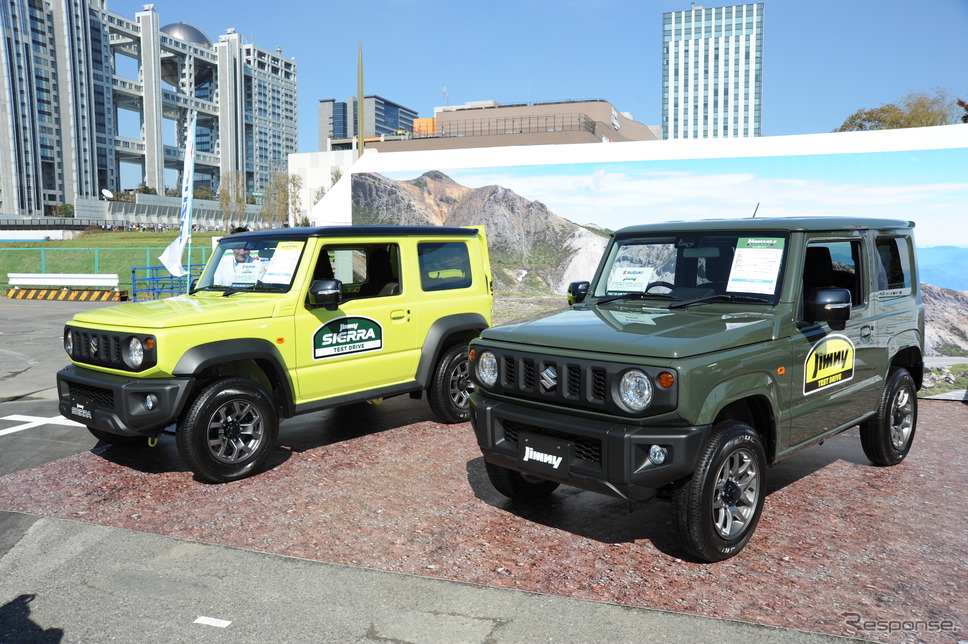 スズキ・ジムニー（向かって右）とジムニーシエラ（アウトドア車両展示、東京モーターフェス2018）《撮影 安藤貴史》