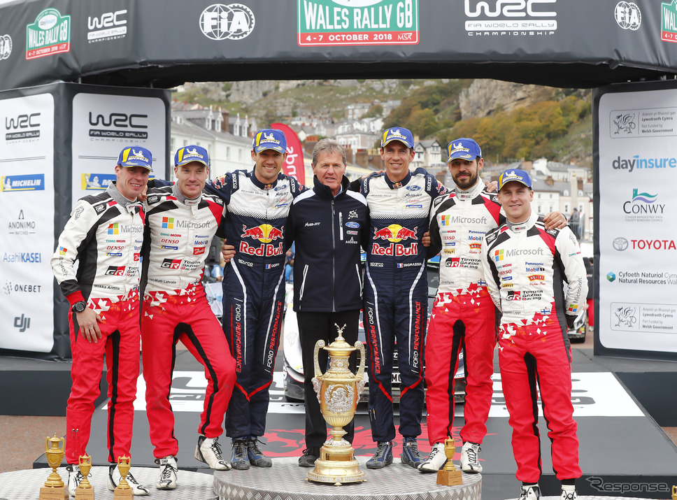 WRC英国戦、優勝はMスポーツのフォード・フィエスタを駆るオジェ（中央左）。中央はMスポーツを率いるM.ウィルソン、右はコ・ドライバーのJ.イングラシア。トヨタ勢が2-3位。《写真提供 TOYOTA》