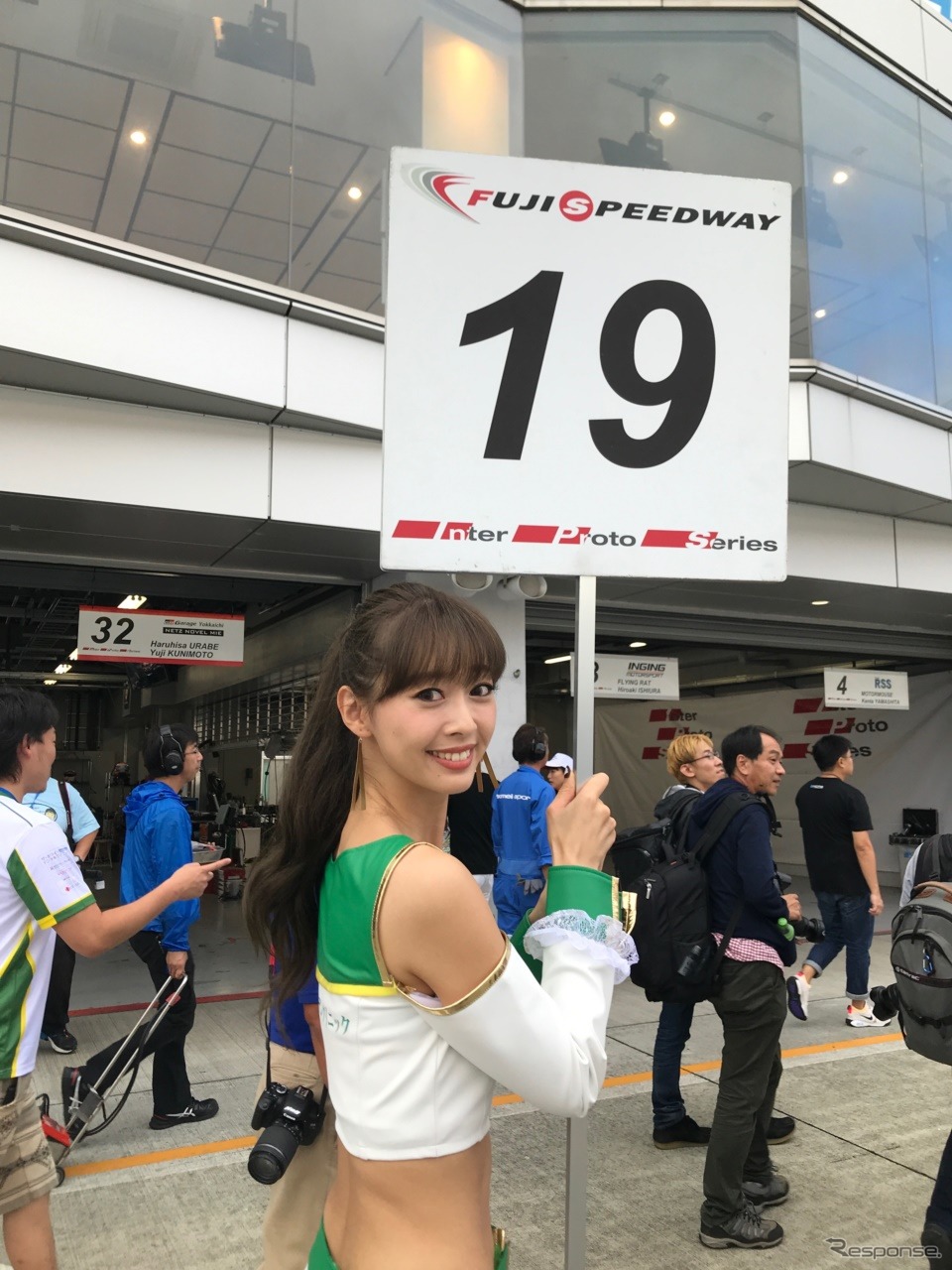 スーパーGTやF1ともまた異なる魅力にあふれるインタープロト。是非一度観戦されることをおススメする。この時はボードを林紗久羅さんが担当していた。《撮影:中込健太郎》