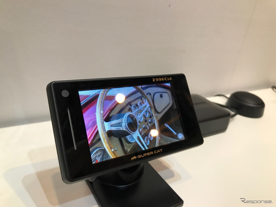 レーダー探知機も、最新モデルは待ち受け画面に車両状態なども表示される。《撮影 中込健太郎》
