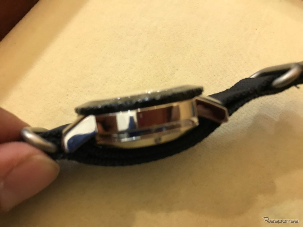フラッシュサーフェスというか、衣服や体に引っかかるような部分がない仕上がりだ。《撮影 中込健太郎》