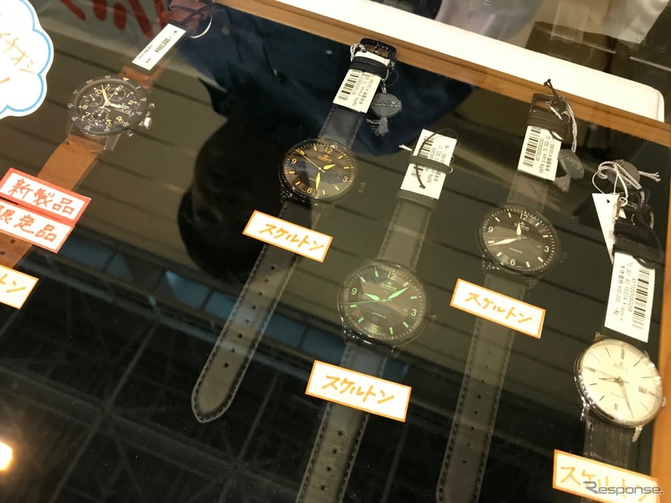 ドイツ時計の南雲時計店のブース。ブランドで人々の足が止まるような有名ブランドではないものにも魅力的な時計が多いという。《撮影 中込健太郎》