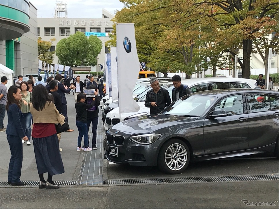 屋外スペースには魅力的な中古車が並ぶ。初日にも、かなり真剣に悩んでいる来場者の姿も見られた。《撮影 中込健太郎》