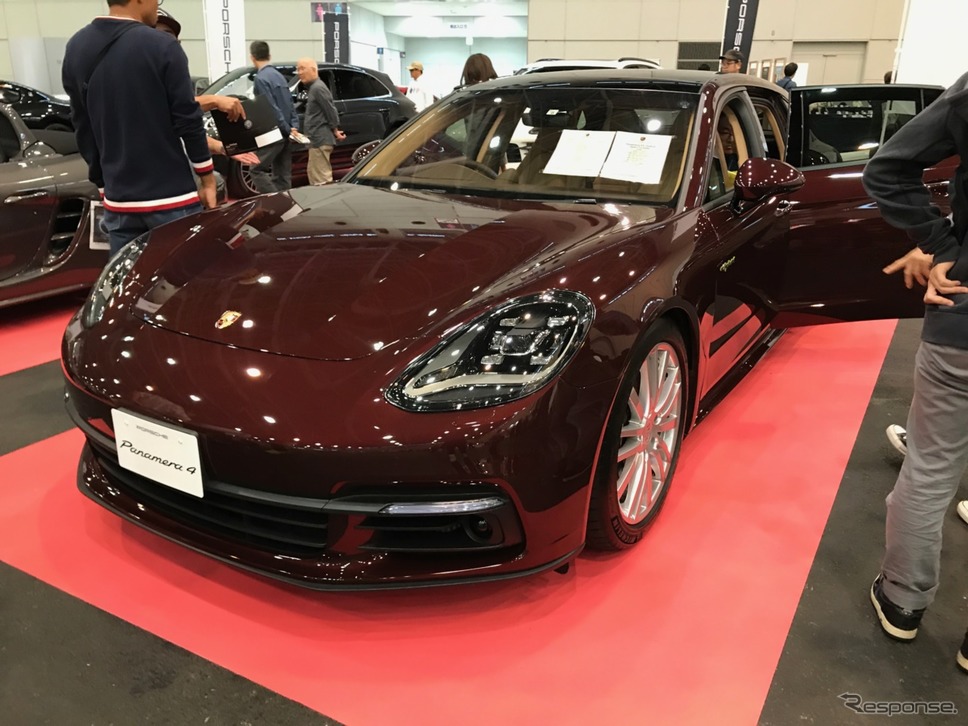 ポルシェブースで注目を集めていたのはパナメーラ・スポーツツーリズモ。《撮影 中込健太郎》