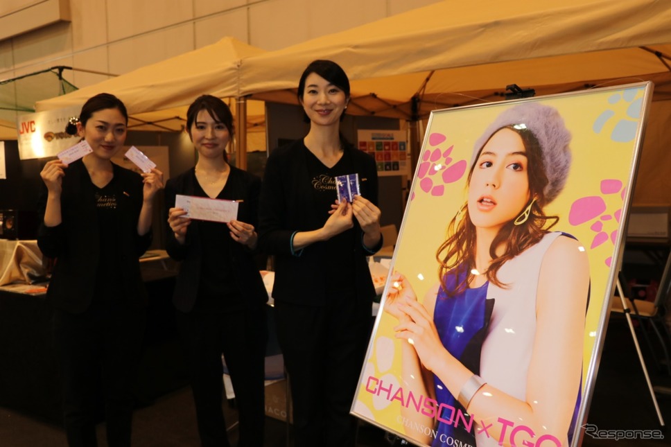 シャンソン化粧品のハンドケアブース。男性だけではなく楽しめるイベントだ。《撮影 中込健太郎》