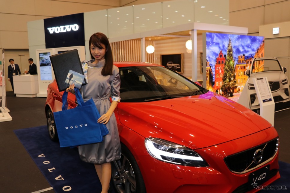 昨年カーオブザイヤーを受賞したXC60 でボルボブースは大き目のスペースを確保。最新のV60も注目の一台だ。《撮影 中込健太郎》