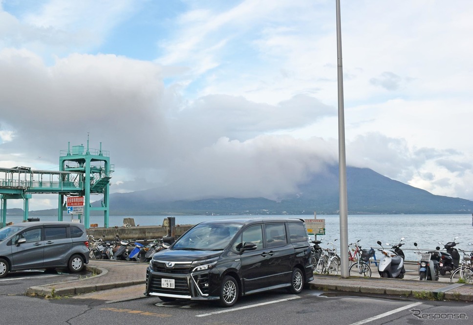 鹿児島・桜島をバックに。《撮影 井元康一郎》