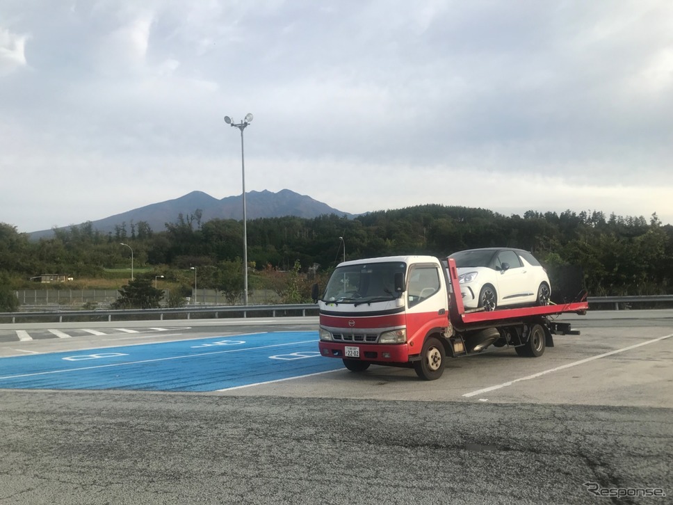 八ヶ岳を眺めながら一休み。空気も澄んでよいリフレッシュができる。《撮影 中込健太郎》