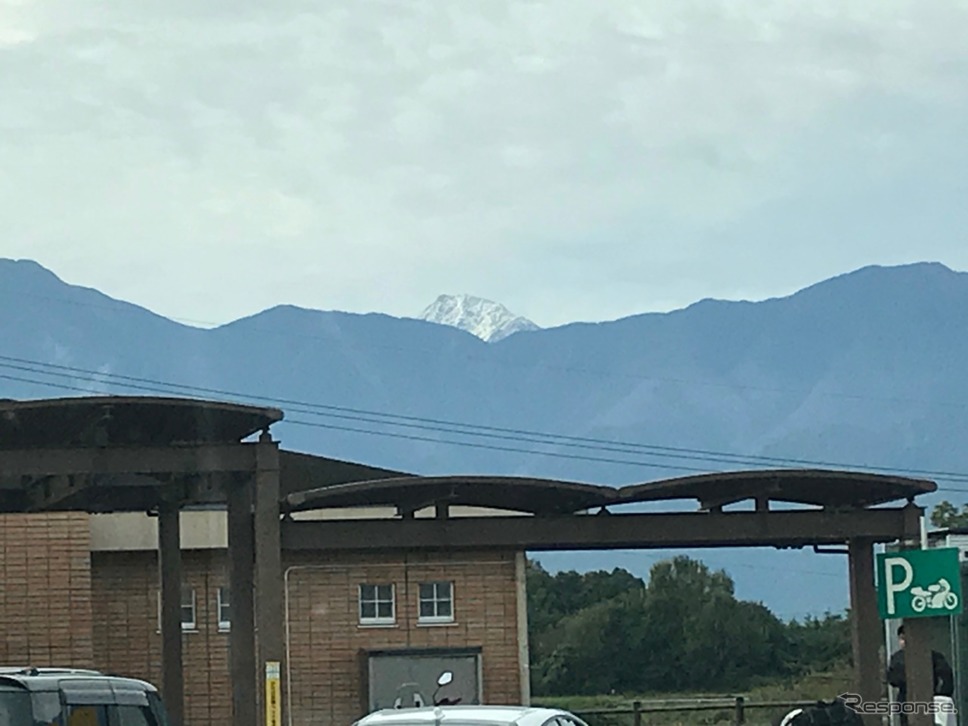 すでにアルプスの高いところは白く雪化粧に。《撮影 中込健太郎》
