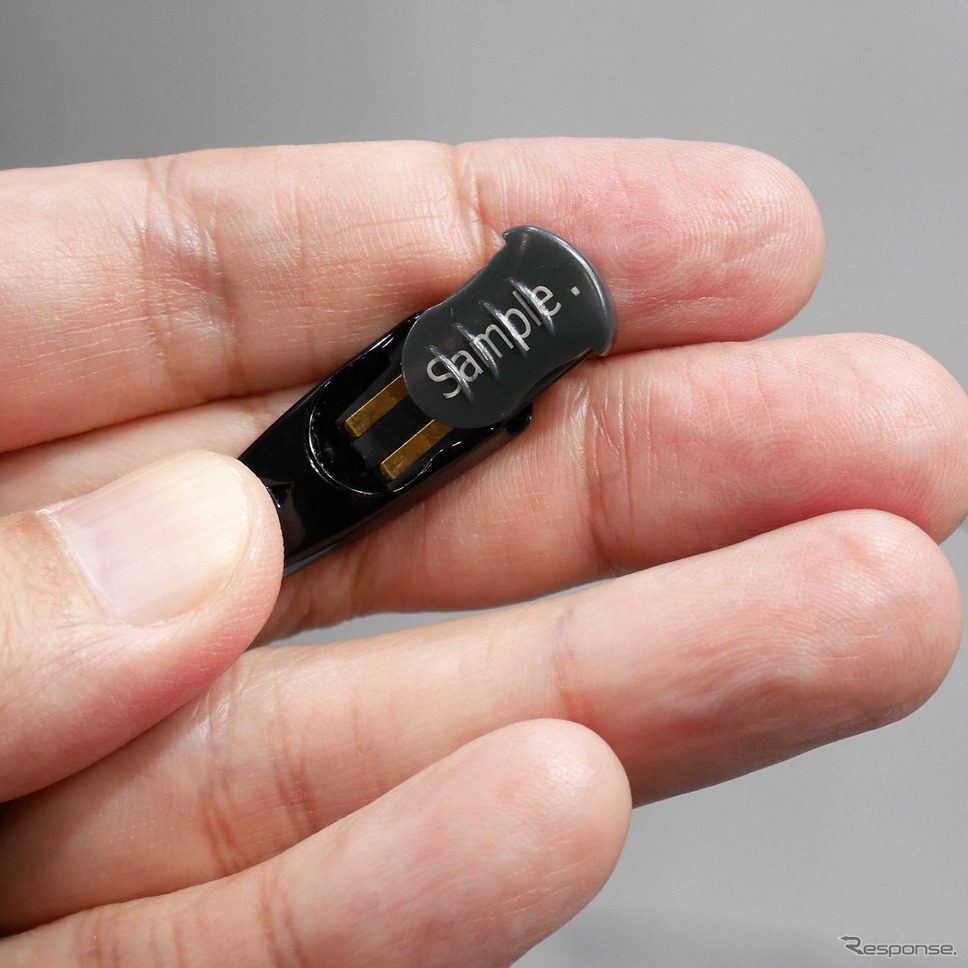 バッテリーはツルの耳の部分に仕込まれている。通常使用で1-2週間もつという。《撮影 佐藤耕一》