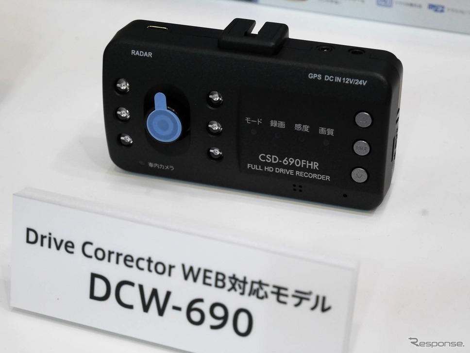 インカメラ・アウトカメラを装備した売れ筋モデル「DCW-690」《撮影 佐藤耕一》