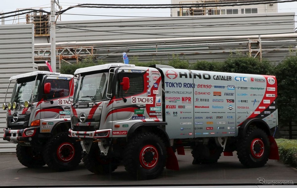 手前が新開発した2号車《撮影 中尾真二》