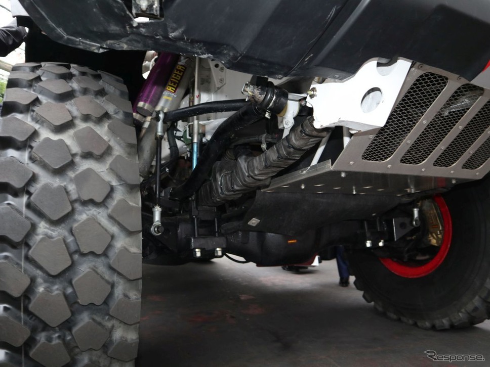 1号車のリア足回り:マルチサスタイプ(板ばねに注油しゴムで回りを保護する)《撮影 中尾真二》