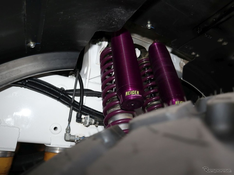 2号車のフロントダンパー:別タンクがロッドのアッパー側に取りつくタイプ《撮影 中尾真二》