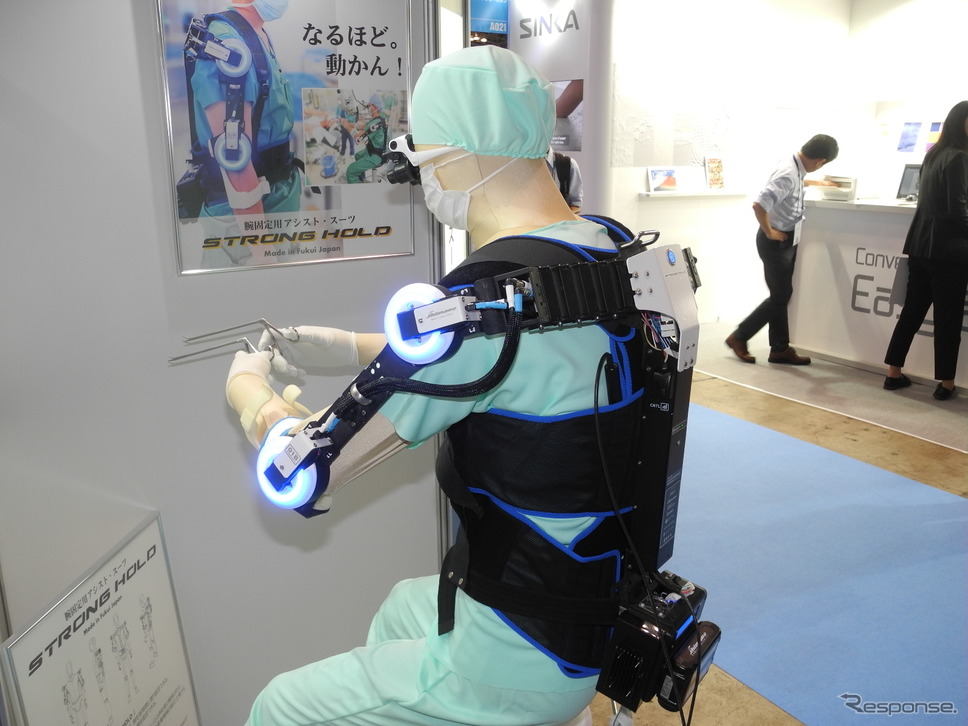シマノが展示した腕固定用アシストスーツ《撮影 山田清志》