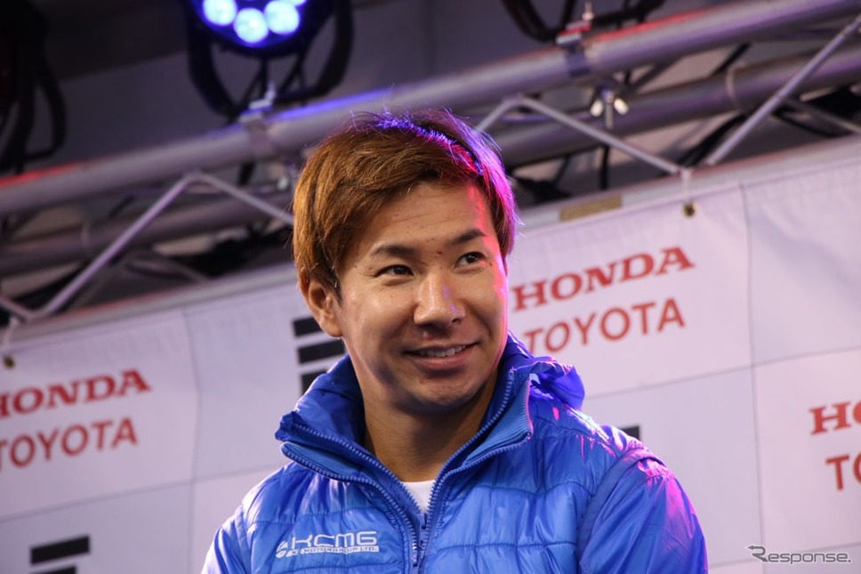 シーズンエンドパーティーに出演する小林可夢偉選手