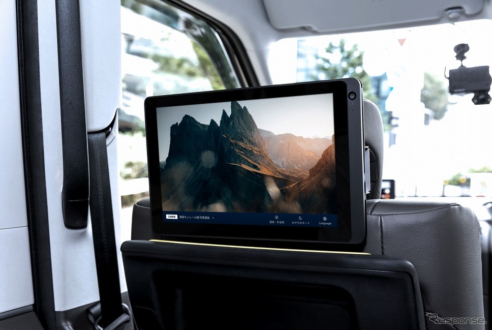 タクシー配車アプリ「タクベル」の乗客向け後部座席タブレット
