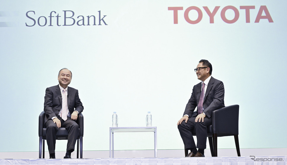 提携を発表したソフトバンクグループ孫正義代表と、トヨタ自動車の豊田章男社長《写真 トヨタ自動車》