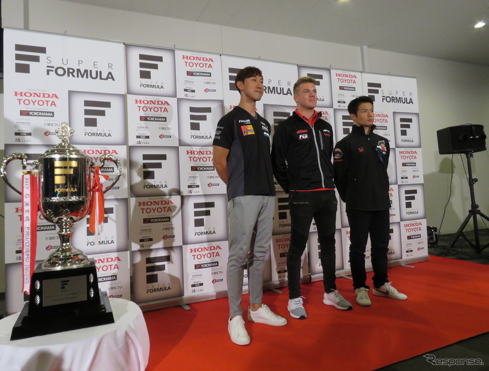 左から石浦、キャシディ、山本。《撮影 遠藤俊幸》