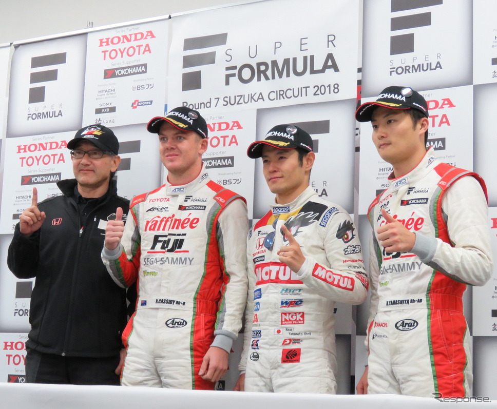 最終戦トップ3会見。左からチーム無限の手塚監督、2位キャシディ、優勝の山本尚貴、3位の山下健太。《撮影 遠藤俊幸》