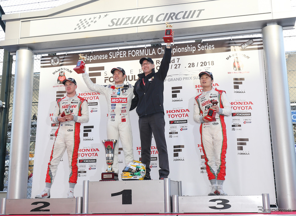 最終戦の表彰式。左から2位のキャシディ、優勝の山本&手塚監督、3位の山下。《撮影 益田和久》