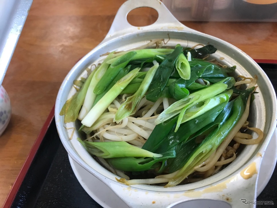 肉なべとは言っても、鍋のふたを開けたところで肉は見えない。《撮影 中込健太郎》