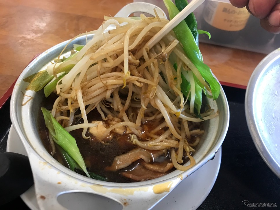 たっぷりの野菜は長距離ドライバーの健康の源。そして旨味の源泉なのだ。《撮影 中込健太郎》