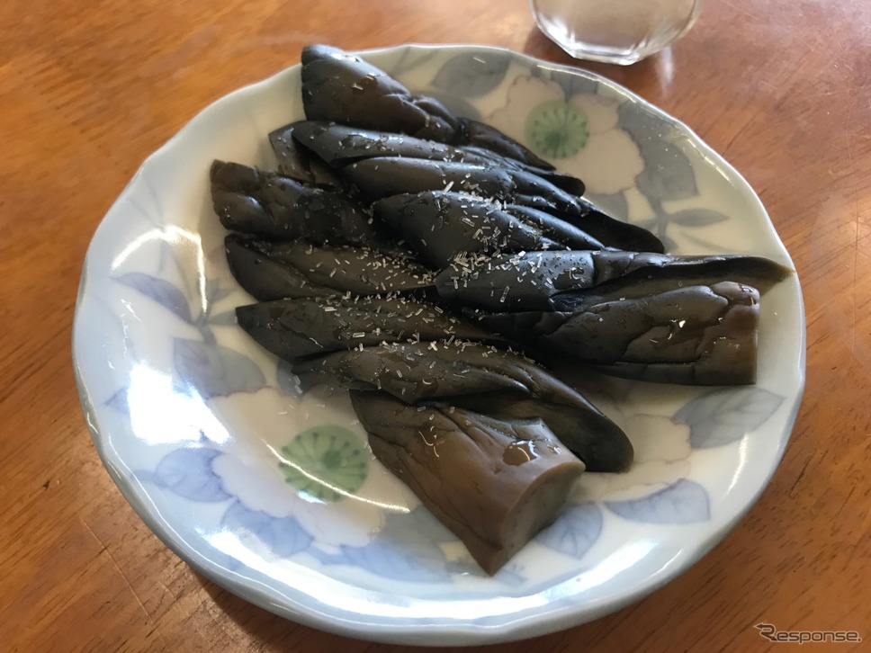 そして、ここでつい一緒に注文してしまう漬物。この日は茄子。ぬか漬けで、しっかりと漬かっており、酸味の中にさわやかな甘みもある。古漬けではないが、今どきなかなかお目にかかれない、港屋の味が楽しめる一品。《撮影 中込健太郎》