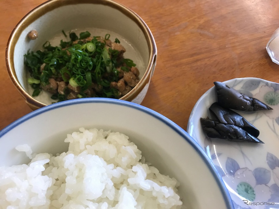 飯が余ったので納豆も追加。そんな人は周りにもちらほら。好きなものを腹いっぱい食べる。こういう食堂のいいところ。《撮影 中込健太郎》