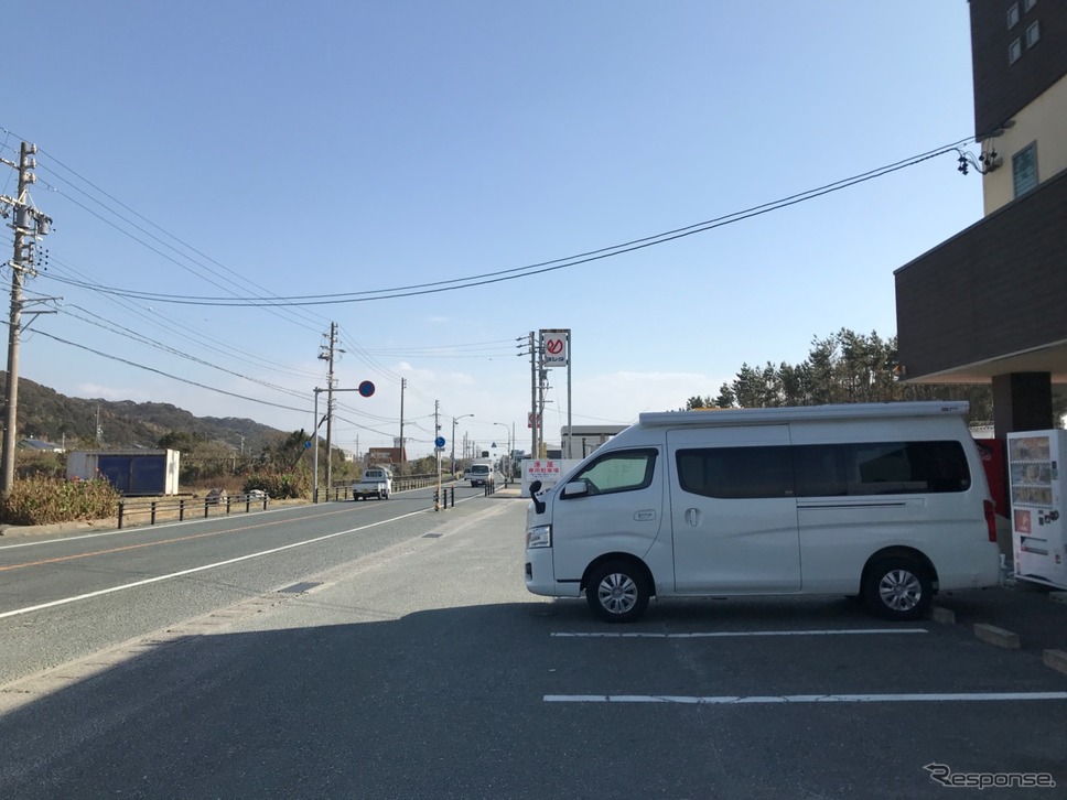 駐車場が広く、常にトラックが出入りする。車種を選ばないのもうれしい。《撮影 中込健太郎》