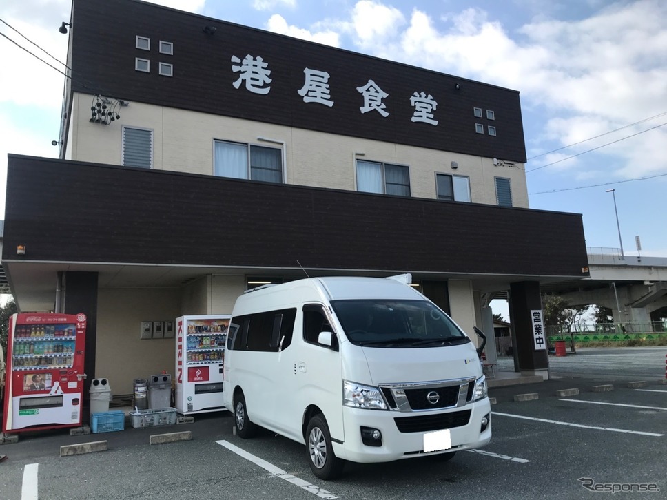 国道42号線沿い、静岡県湖西市の港屋食堂。《撮影 中込健太郎》