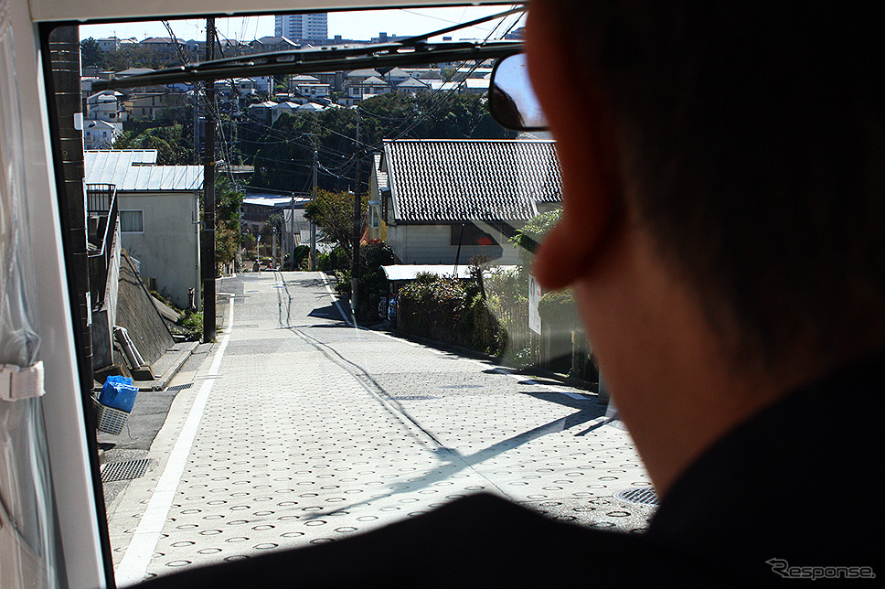坂道の多い京急富岡駅エリアで始まった電動小型低速車実証実験《撮影 大野雅人（GazinAirlines）》