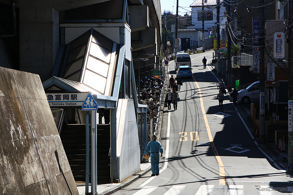 坂道の多い京急富岡駅エリアで始まった電動小型低速車実証実験《撮影 大野雅人（GazinAirlines）》