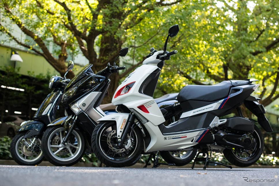 話題の125cc(原2)スクーター。手前がプジョー スピードファイト《撮影 清水知恵子》