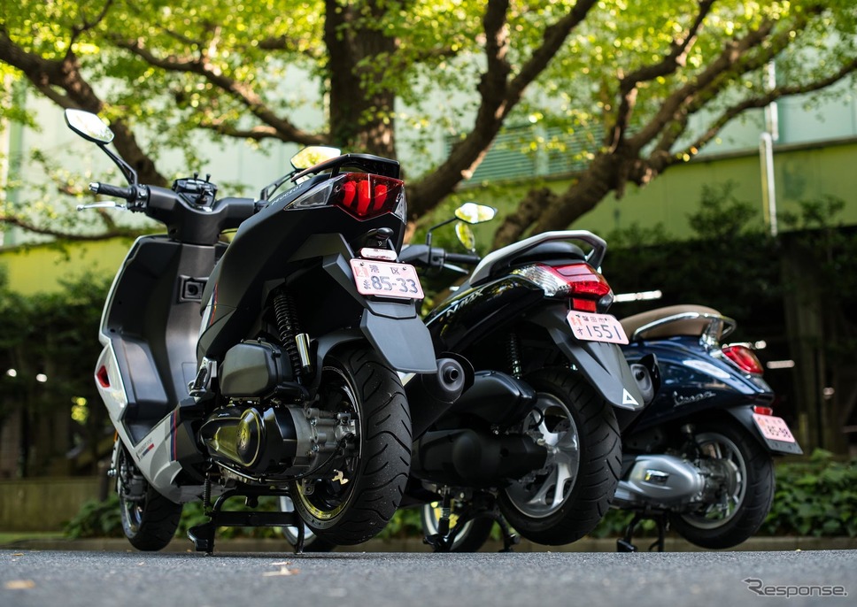 話題の125cc(原2)スクーター。手前がプジョー スピードファイト《撮影 清水知恵子》