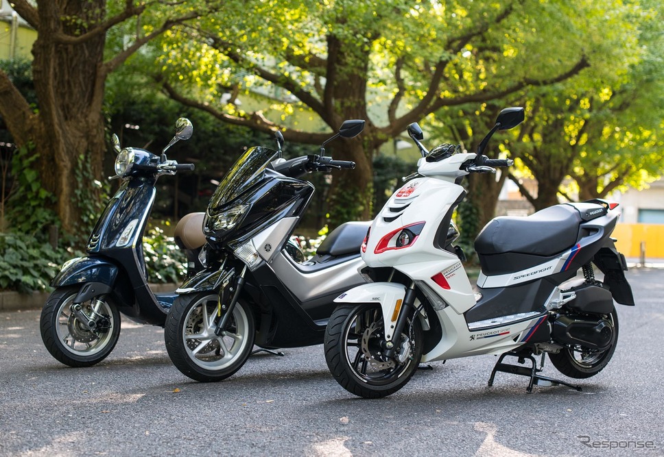 話題の125cc(原2)スクーター。左からベスパ プリマベーラ、ヤマハNMAX、プジョー スピードファイト《撮影 清水知恵子》