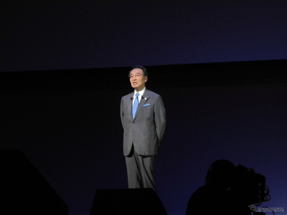 基調講演を行う津賀一宏社長《撮影 山田清志》