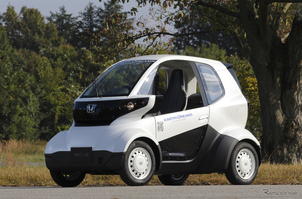 パーソナルモビリティに使用される車両はホンダの2人乗り小型EV、MC-β(写真は2013年)。