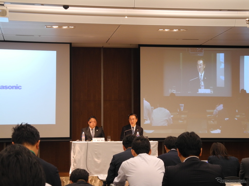 パナソニックの決算会見の様子。右が津賀一宏社長《撮影 山田清志》