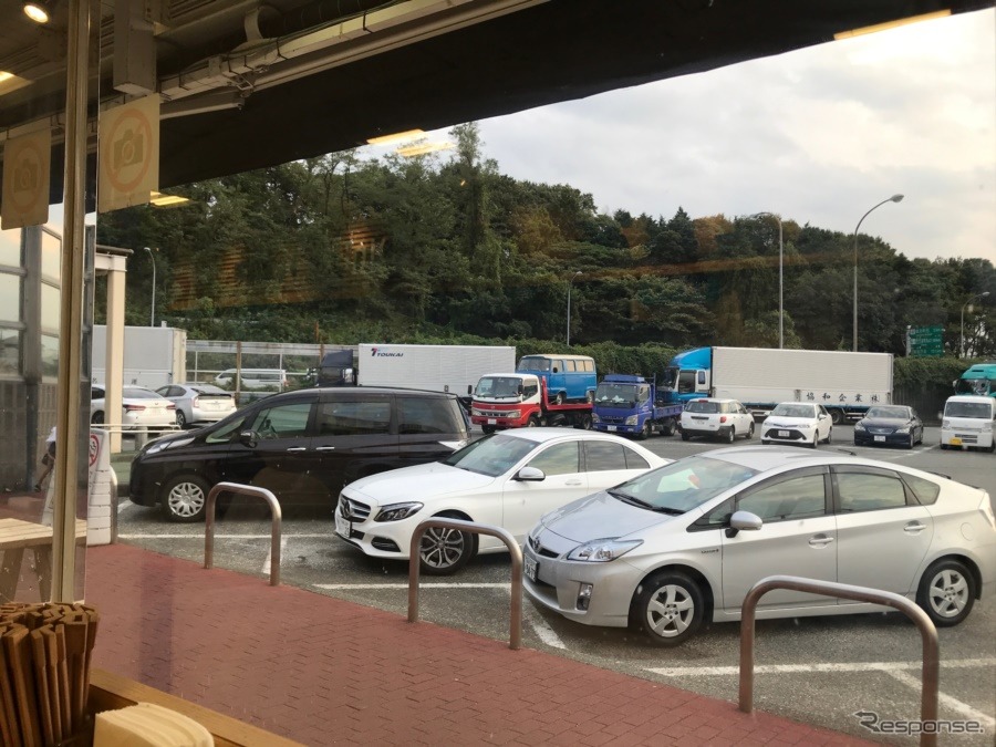 そんなに広いスペースではないが、トラックから乗用車までいつも賑わっている港北パーキングエリア。《撮影 中込健太郎》