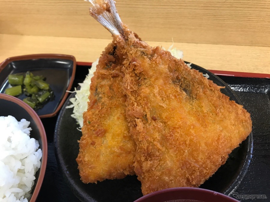 注文してから一人前ずつ揚げられるアジフライ。外はカリッと中はふわふわ。コントラストがたまらない。《撮影 中込健太郎》
