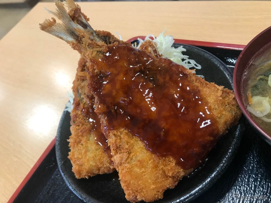 ソースをたっぷりかけて一気に食べれば、またここからのドライブの活力となる。近くてうっかり見過ごしていたが、なかなか満足度の高い港北のアジフライ。《撮影 中込健太郎》