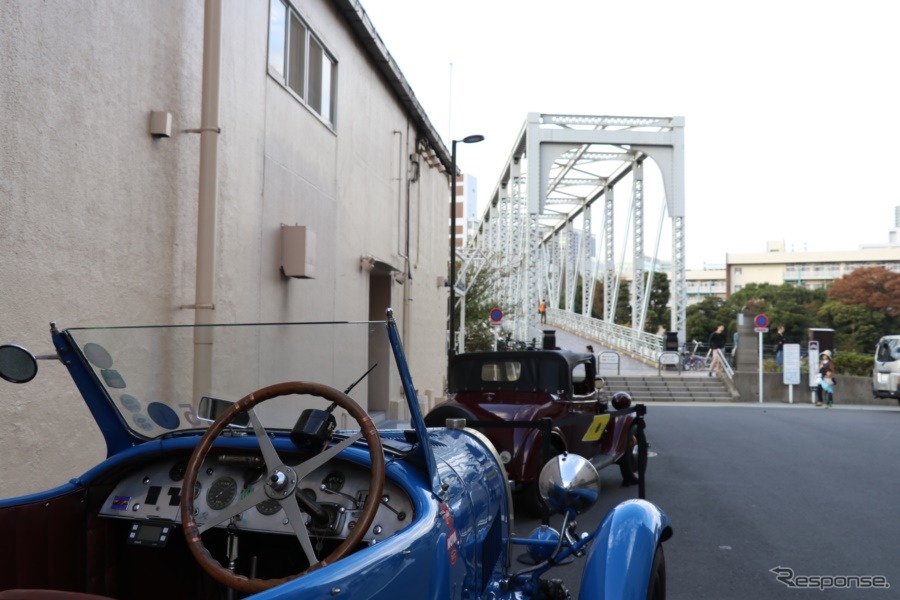 運河を渡る橋の脇にたたずむクラシックカー。【撮影:中込健太郎】